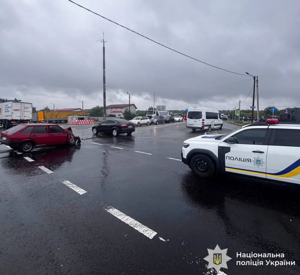 Поліція біля пошкодженого авто після ДТП у дощ