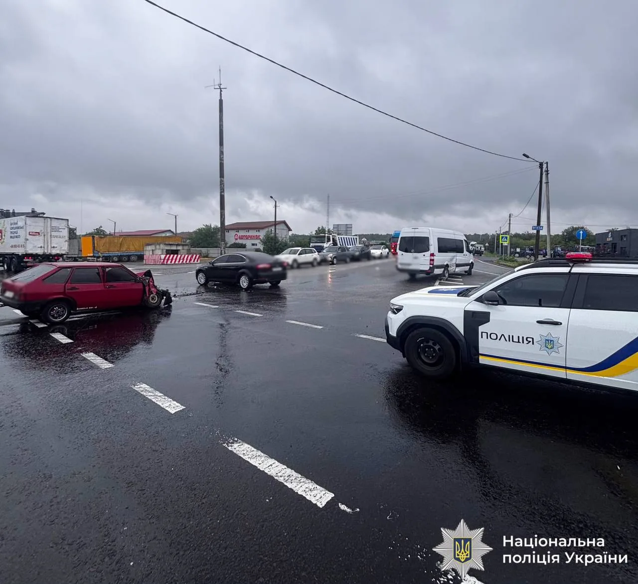 Поліція біля пошкодженого авто після ДТП у дощ