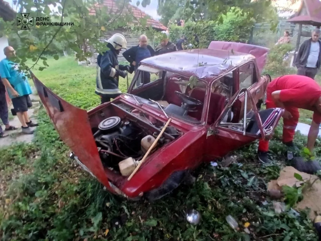 Рятувальники оглядають пошкоджений автомобіль після аварії
