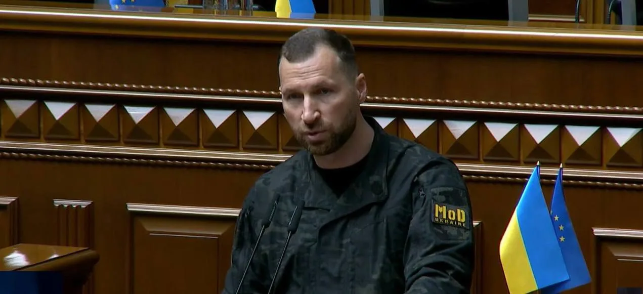 Військовий посадовець виступає у Верховній Раді України