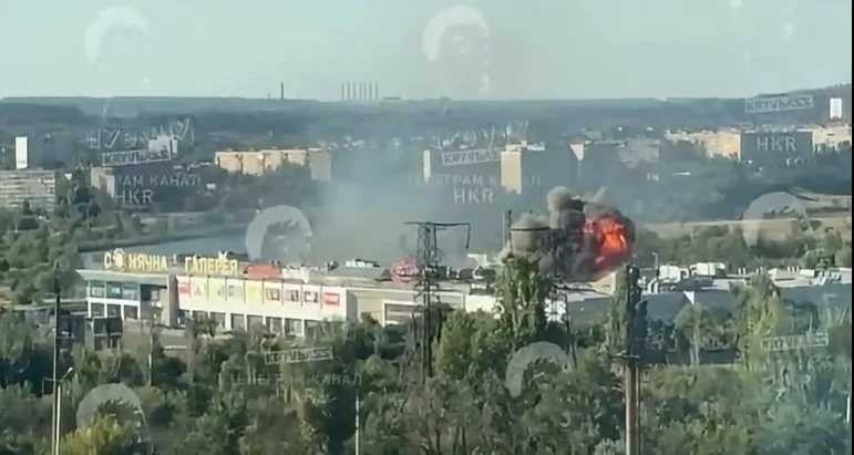 Пожежа з густим димом у міській промисловій зоні