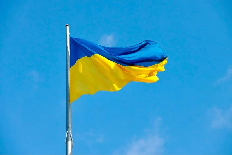 Прапор України майорить на тлі блакитного неба