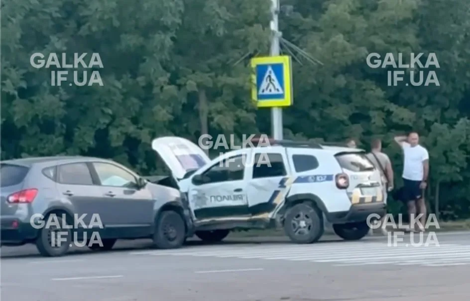 Зіткнення легковика з поліцейським авто біля переходу