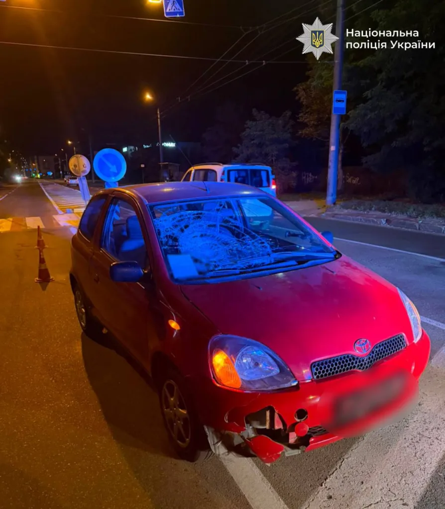 Пошкоджена червона Toyota після нічної ДТП
