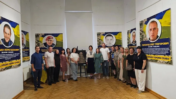 Відвідувачі біля портретів полеглих українських захисників