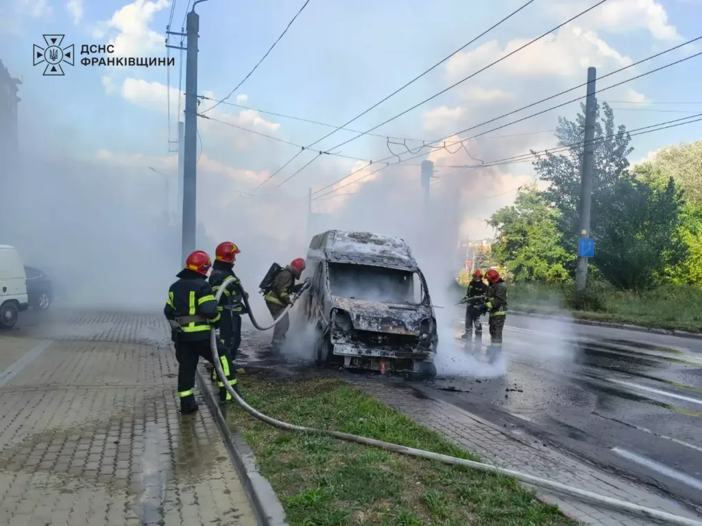 Рятувальники гасять палаючий мікроавтобус на дорозі