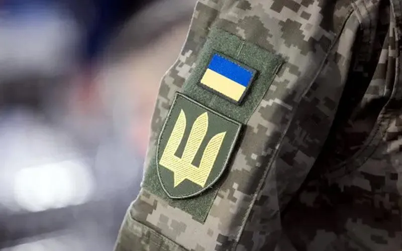 Шеврони українського військового на камуфляжній формі