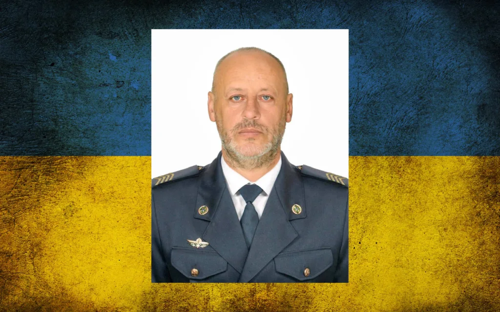 Портрет військовослужбовця на тлі українського прапора