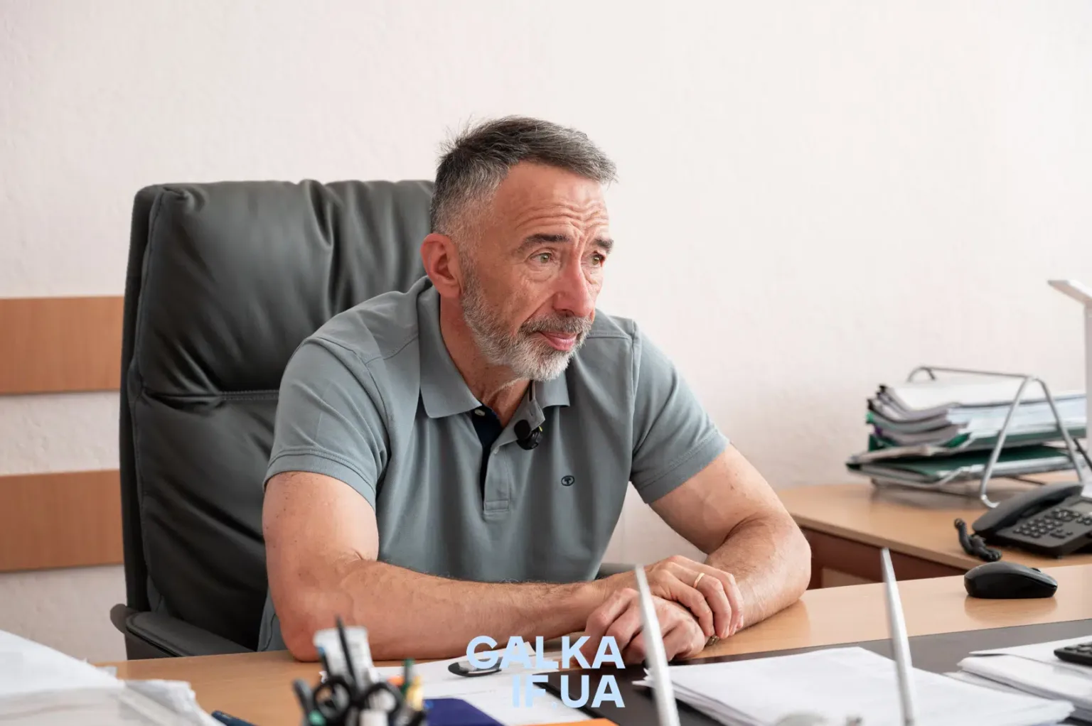 Чоловік сидить за робочим столом в офісі