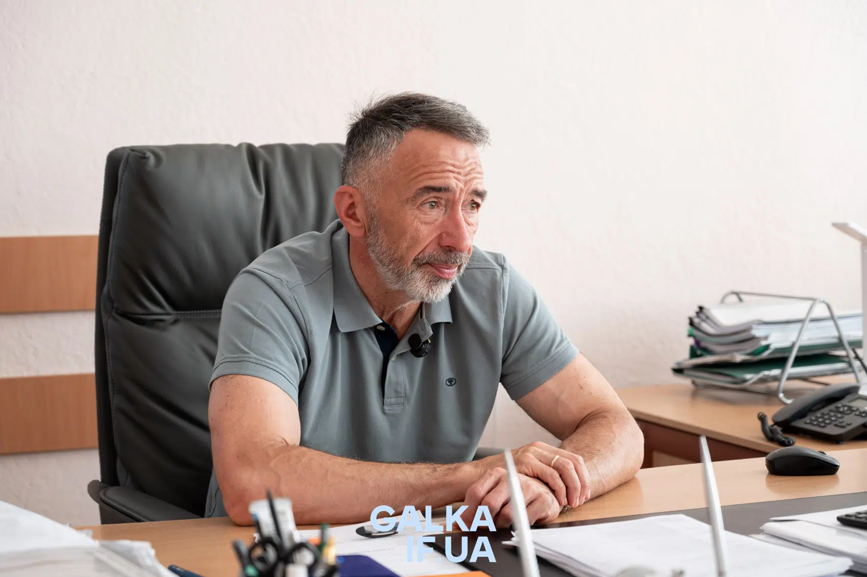 Чоловік сидить за робочим столом в офісі