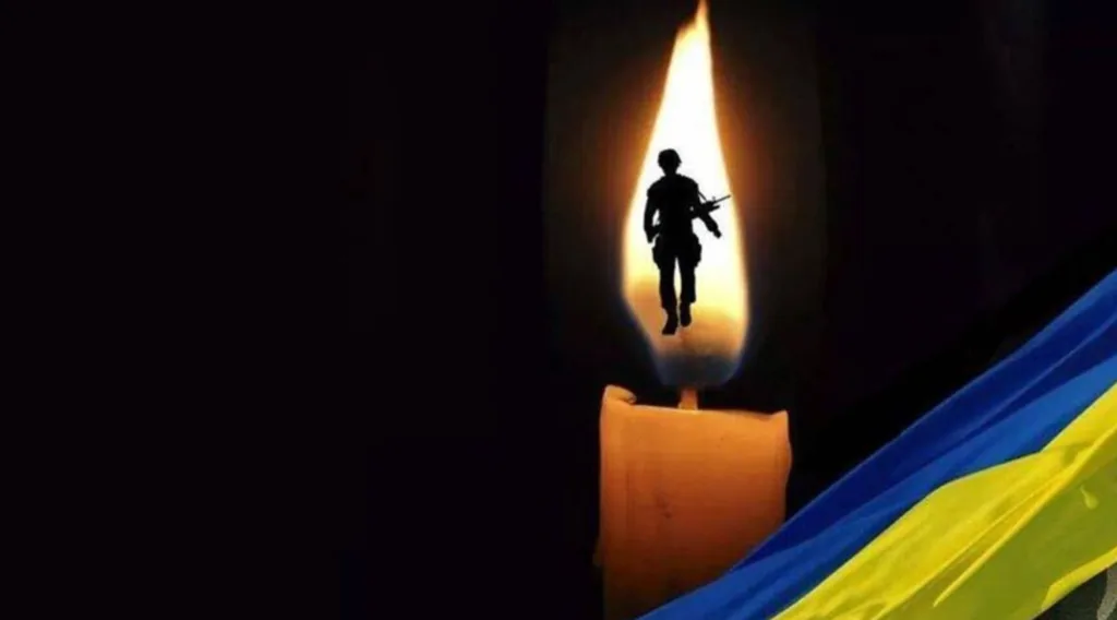 Свічка з силуетом військового та прапором України