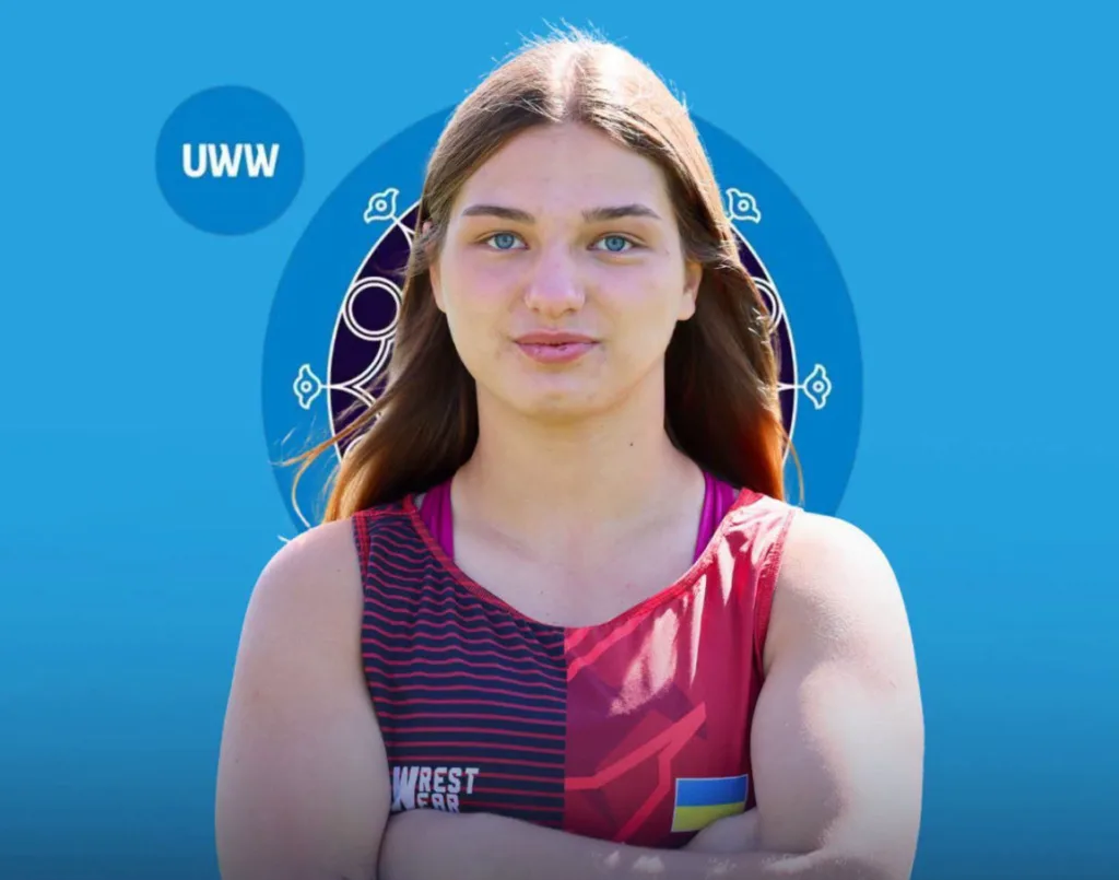 Українська спортсменка з боротьби на синьому тлі UWW