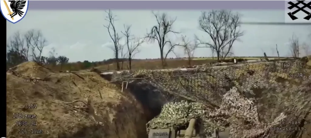 Вид з дрона на замаскований окоп у полі