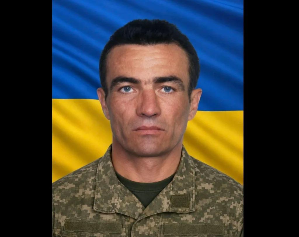 Портрет військовослужбовця на тлі прапора України