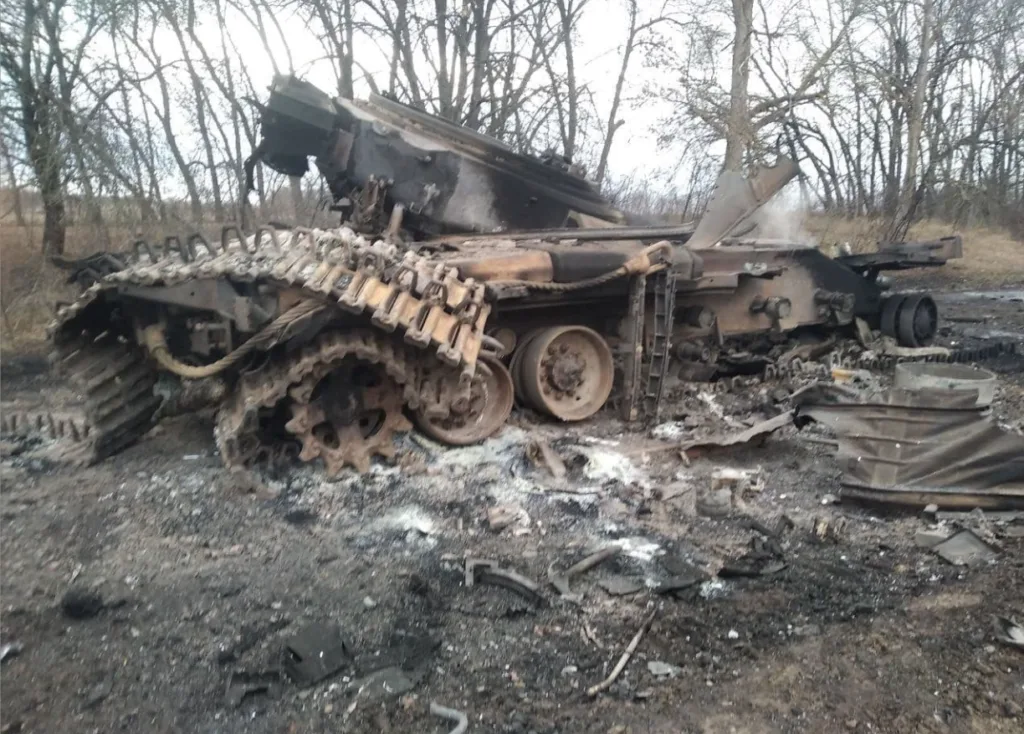 Знищена бронетехніка серед обгорілих дерев