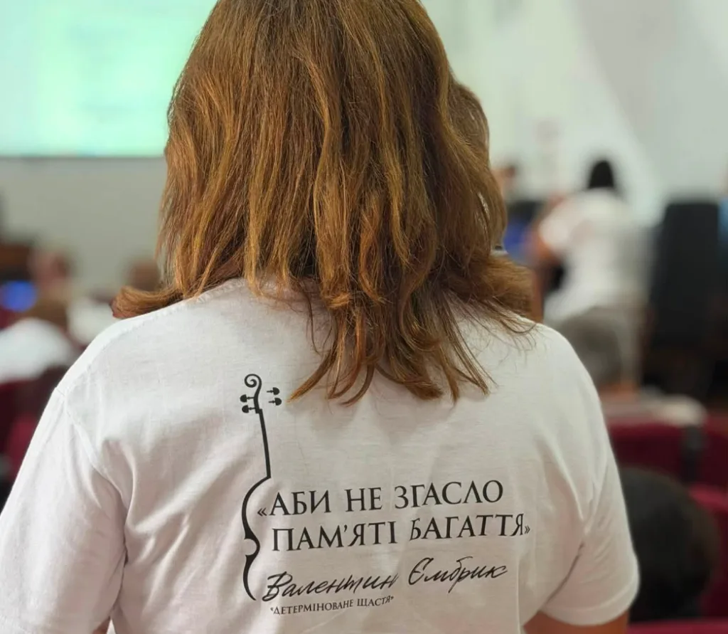 Жінка у футболці з цитатою Валентина Сильвестрова