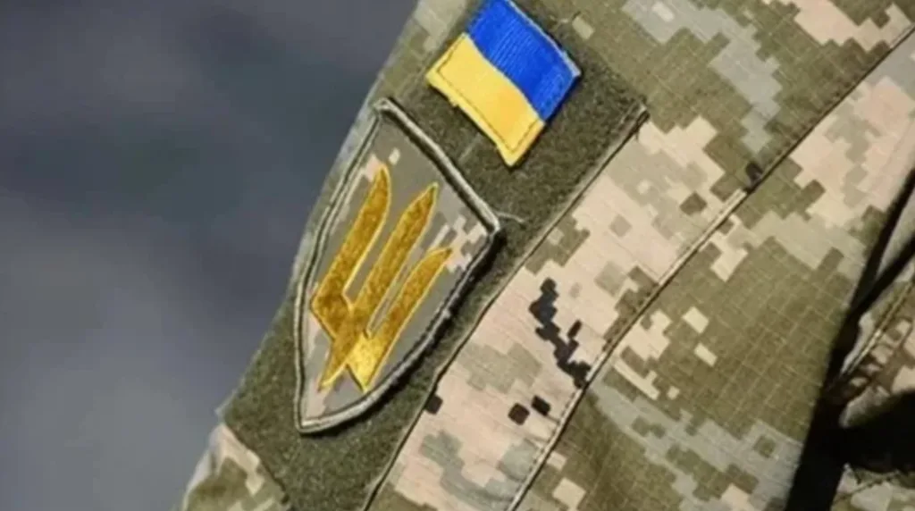 Нашивки з тризубом і прапором України на формі
