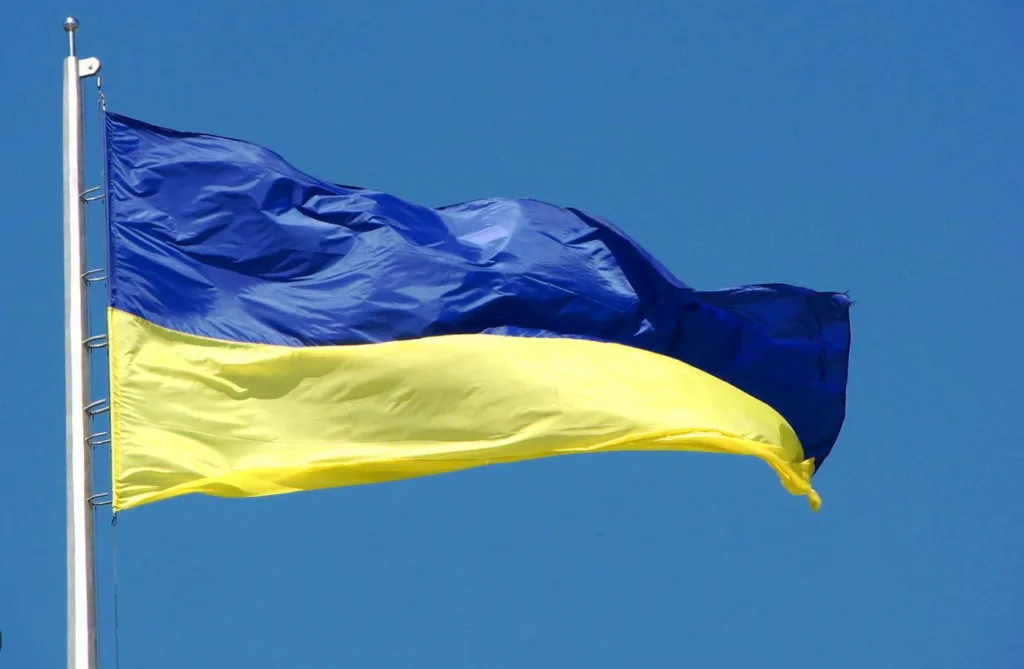 Прапор України майорить на тлі ясного неба