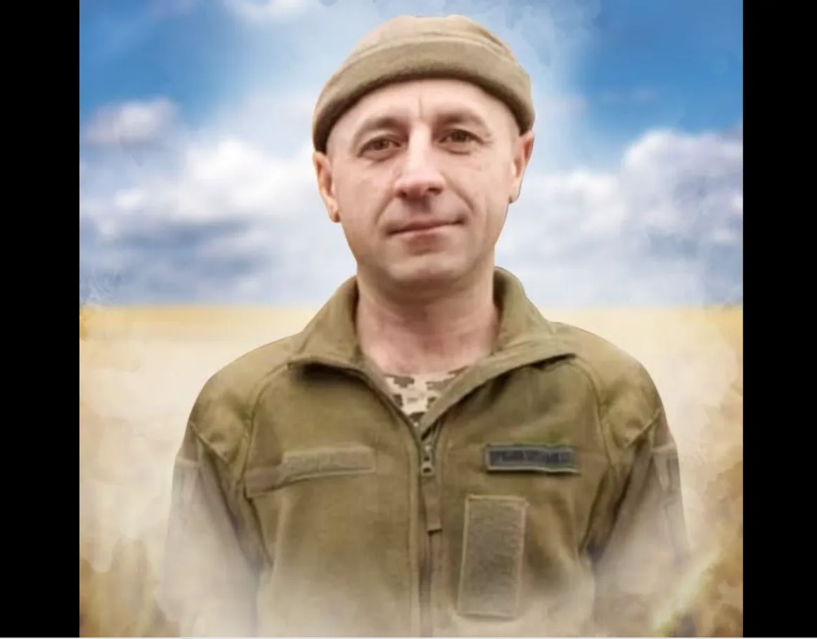 Портрет військового у формі на тлі неба