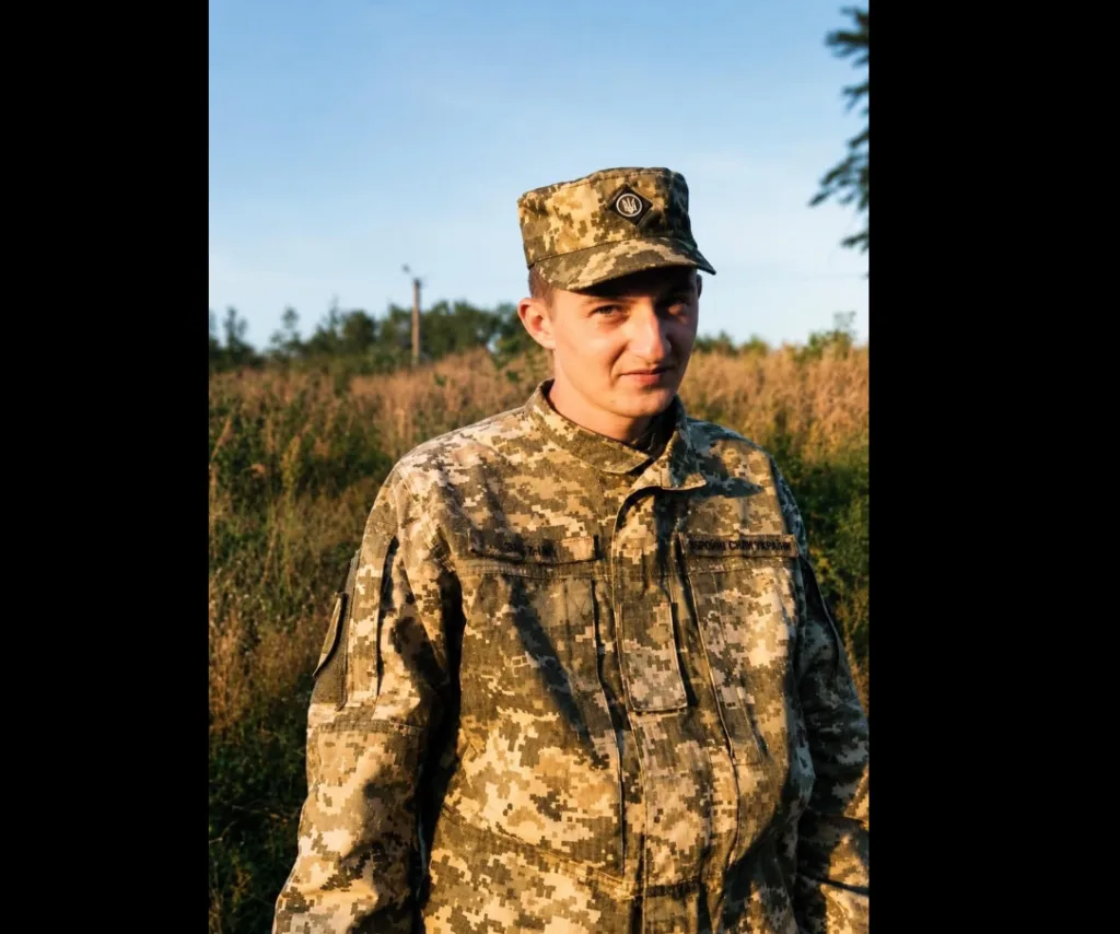 Український військовий у камуфляжі на тлі поля