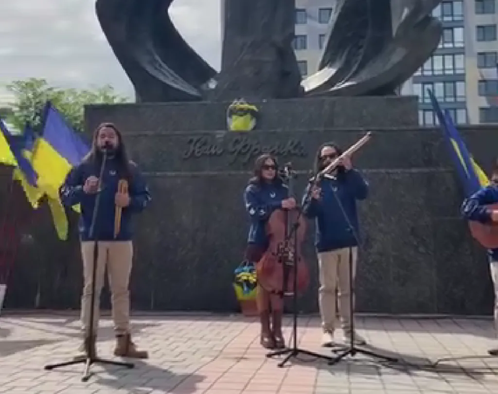 Музиканти виступають біля пам’ятника Тарасу Шевченку