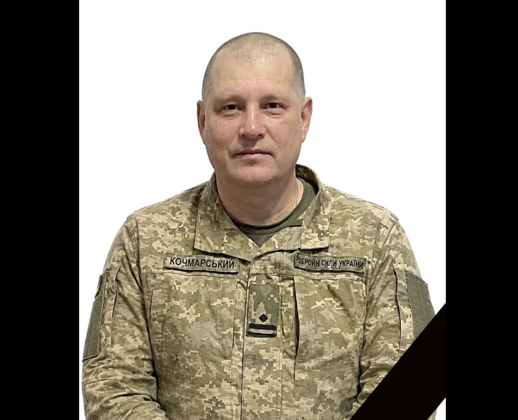 Військовослужбовець ЗСУ у піксельній формі на білому тлі