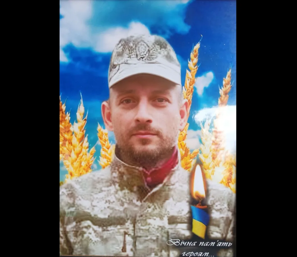 Меморіальний портрет військовослужбовця зі свічкою та колоссям