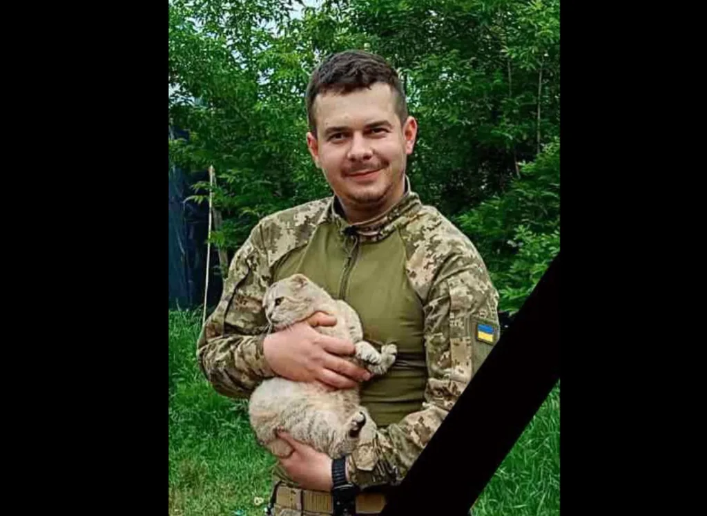 Український військовий тримає кролика на тлі дерев