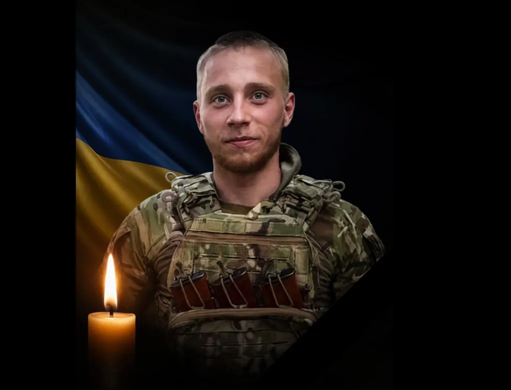 Портрет українського військового зі свічкою та прапором