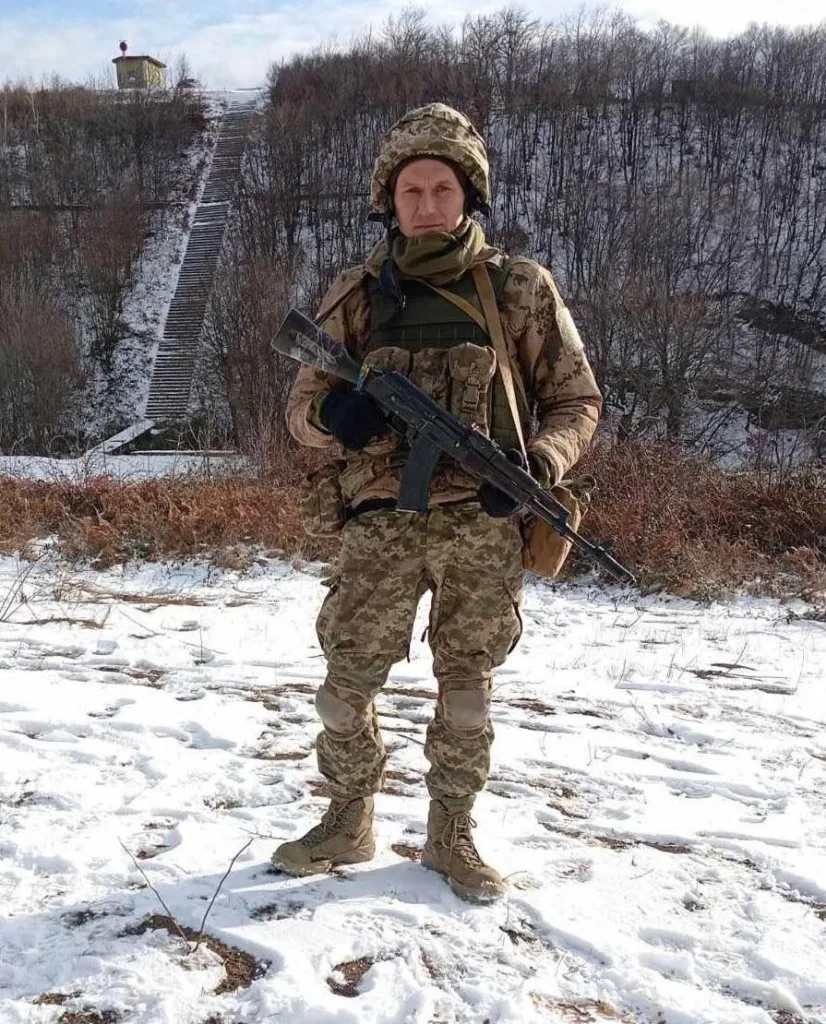 Військовий з автоматом на засніженій місцевості