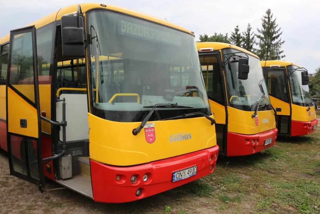 Три жовто-червоні міські автобуси Solaris