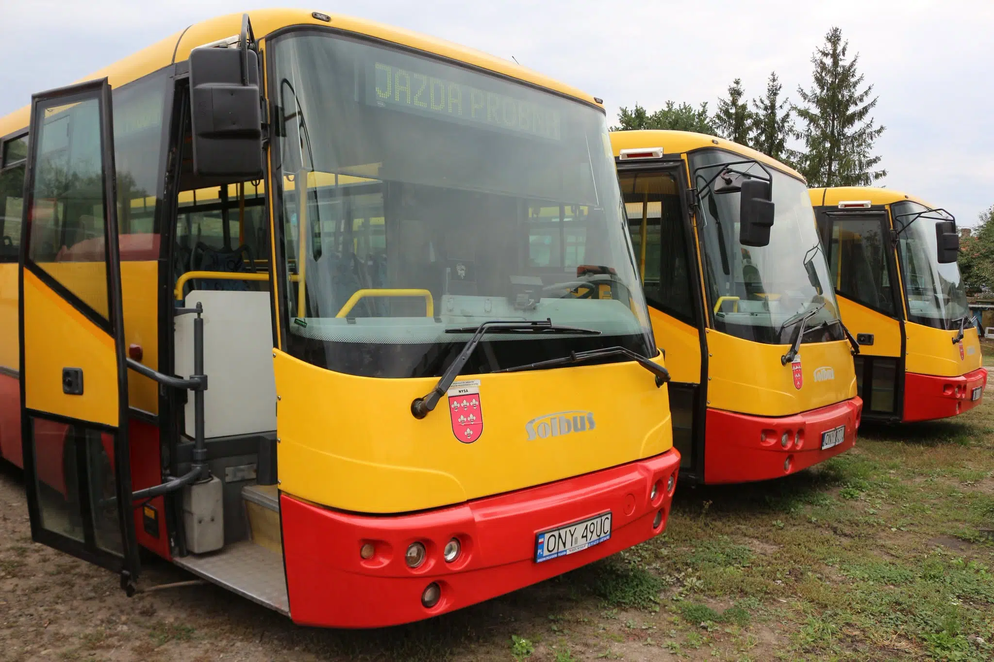 Три жовто-червоні міські автобуси Solaris