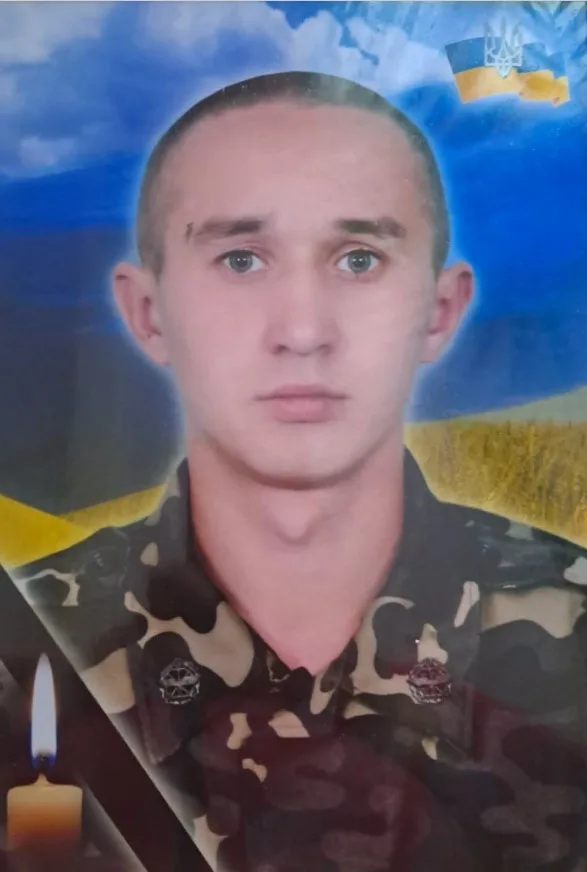 Портрет військовослужбовця на тлі українського прапора