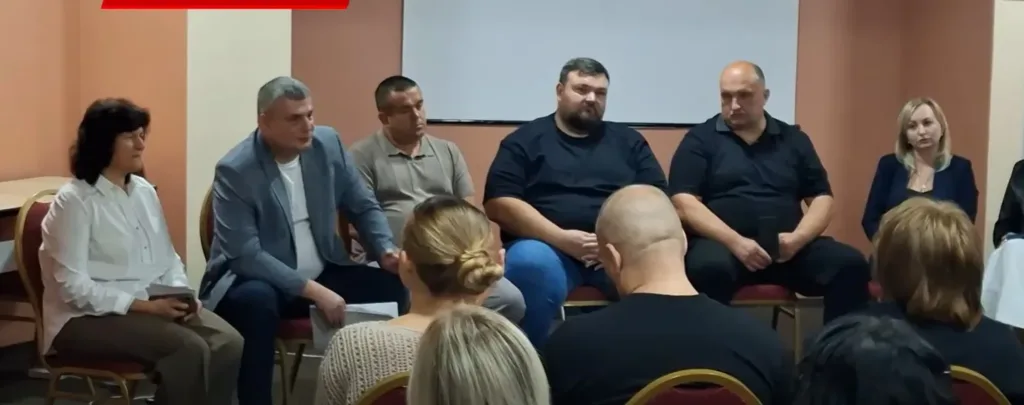 Учасники панельної дискусії перед аудиторією в залі