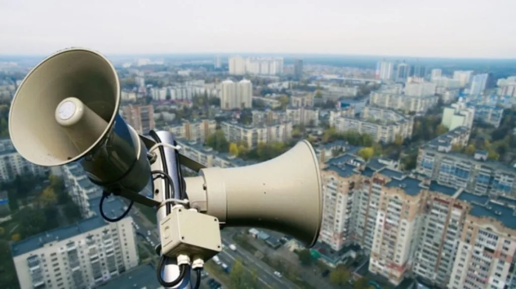 Гучномовці на тлі міських багатоповерхівок