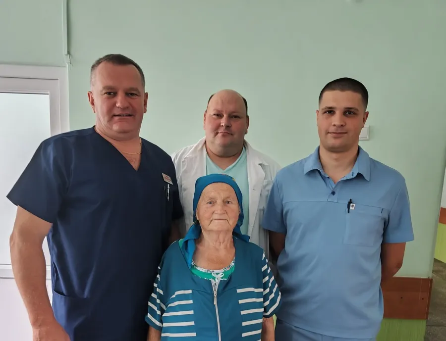Літня пацієнтка з трьома медичними працівниками