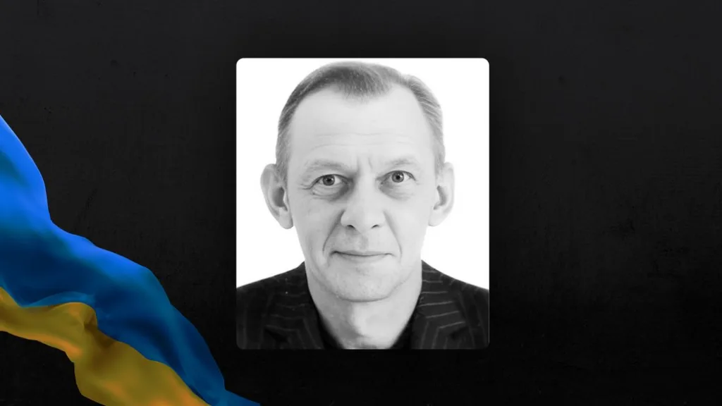 Чорно-білий портрет чоловіка на тлі українського прапора