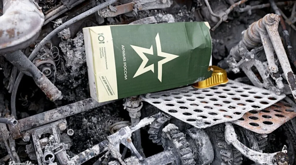 Російський військовий сухпайок серед уламків техніки