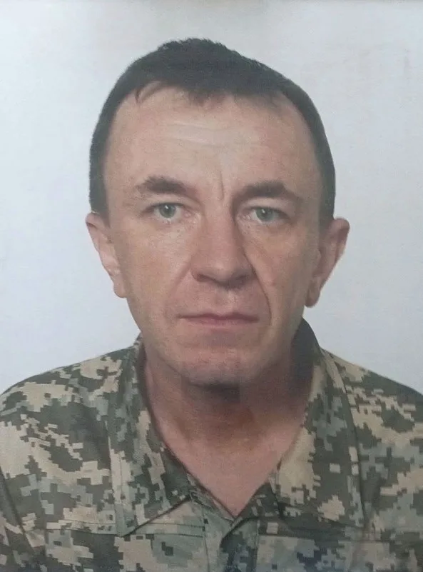 Чоловік у військовій формі на світлому тлі
