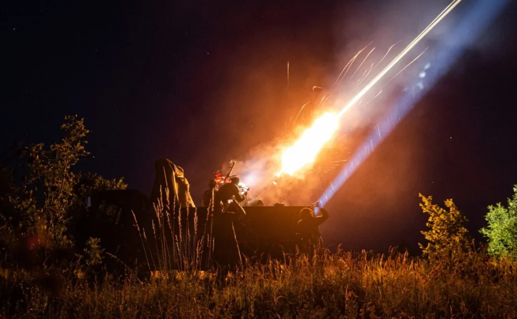 Нічний запуск ракети з військової установки