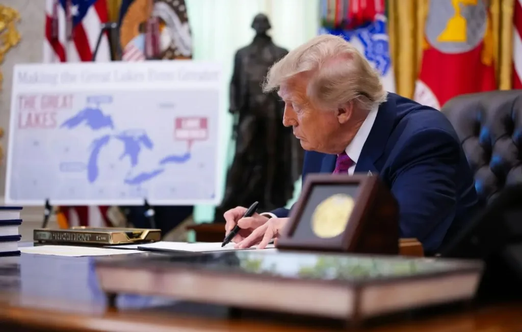 Дональд Трамп підписує документ за столом в Овальному кабінеті