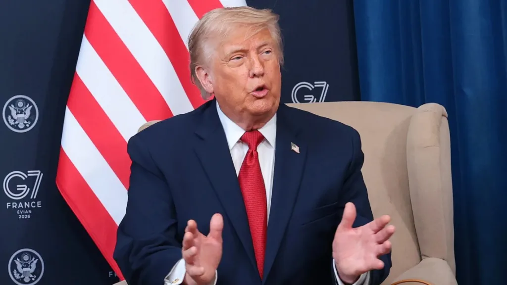 Дональд Трамп виступає на тлі прапора США