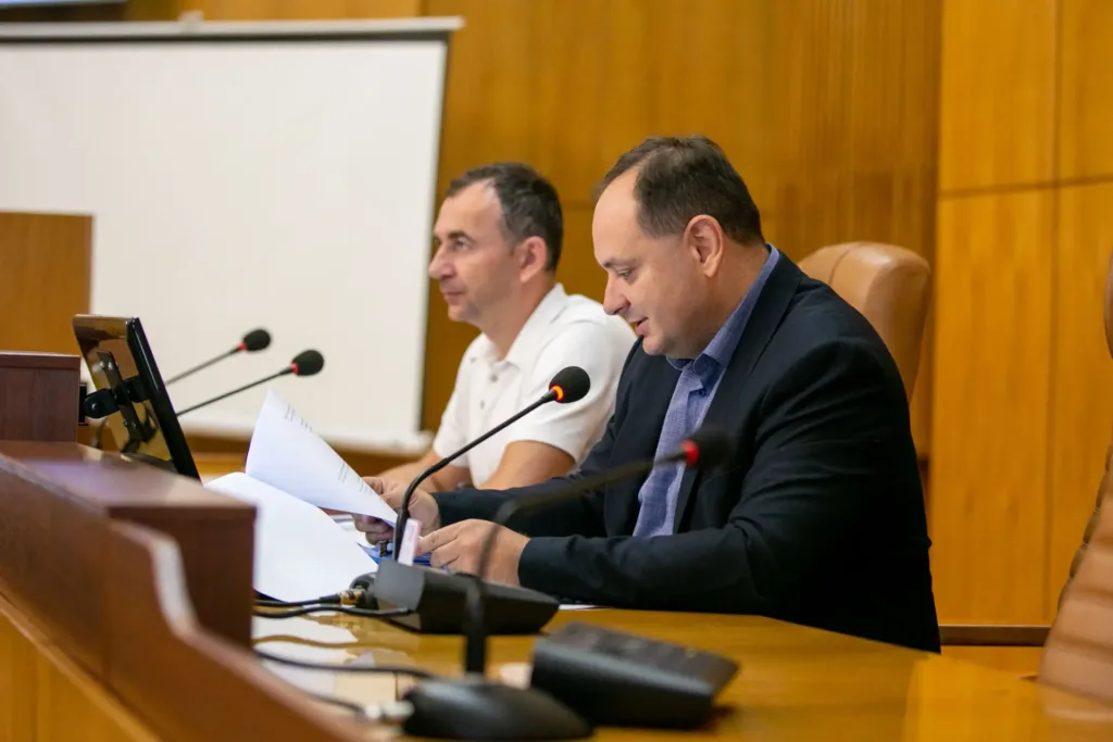 Двоє чоловіків працюють із документами на засіданні