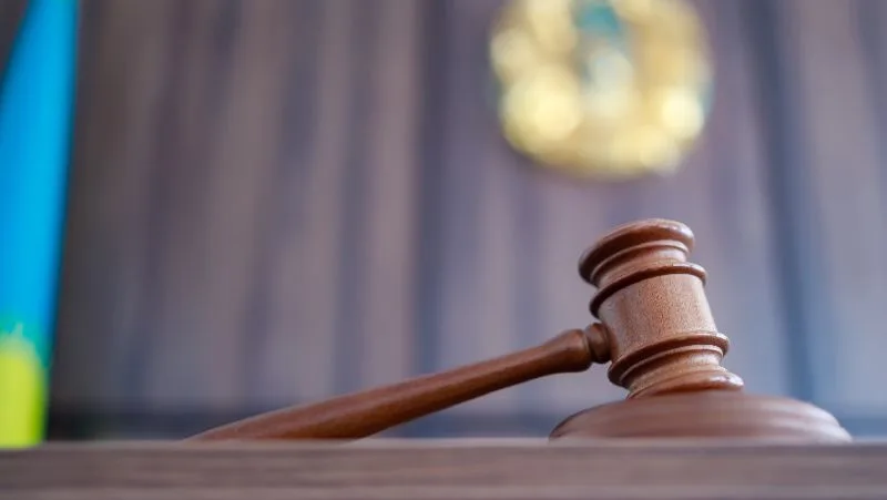 Суддівський молоток на столі в залі суду