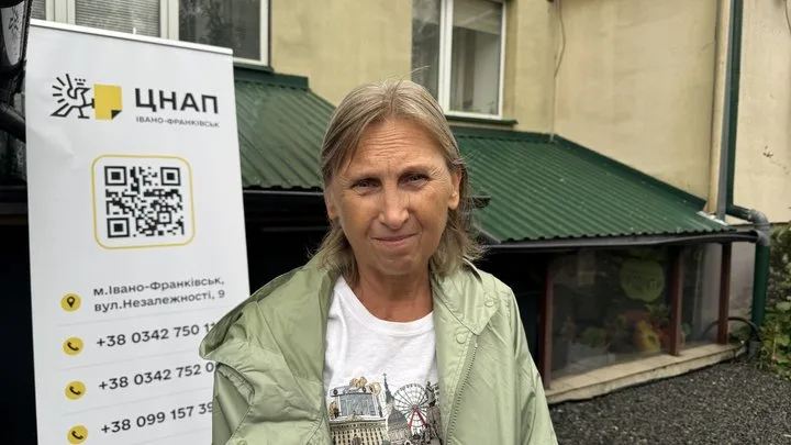 Жінка біля інформаційного стенда ЦНАП Івано-Франківська