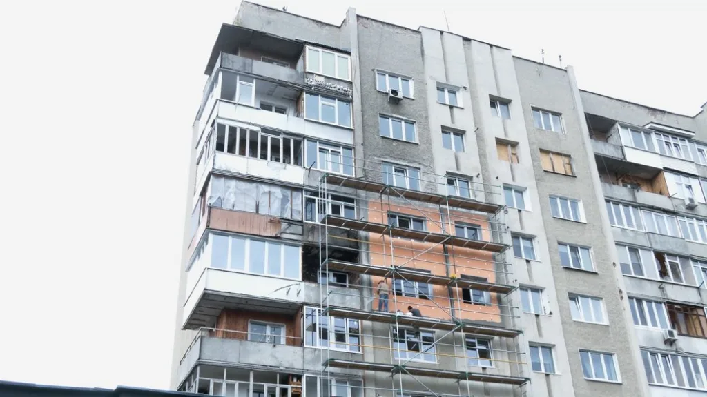 Ремонт фасаду багатоповерхового житлового будинку на риштуваннях