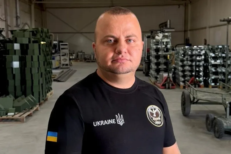 Чоловік у формі України на військовому складі
