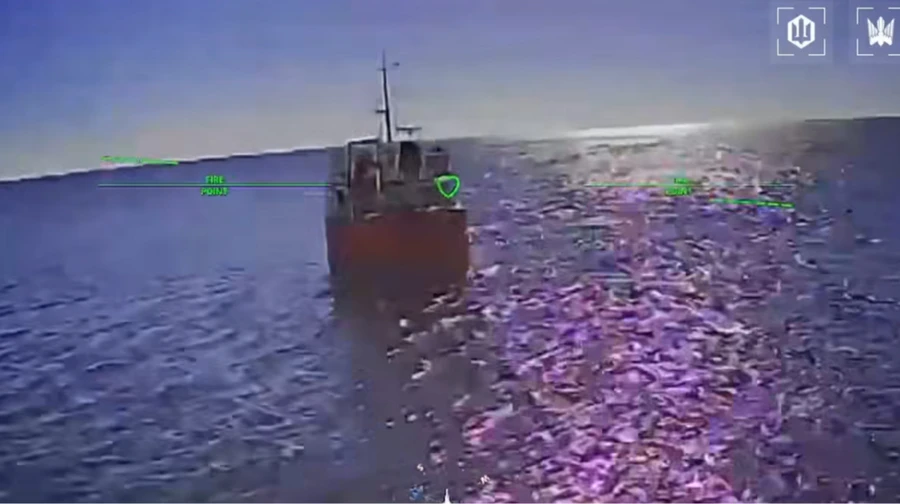Безпілотник супроводжує корабель у морі