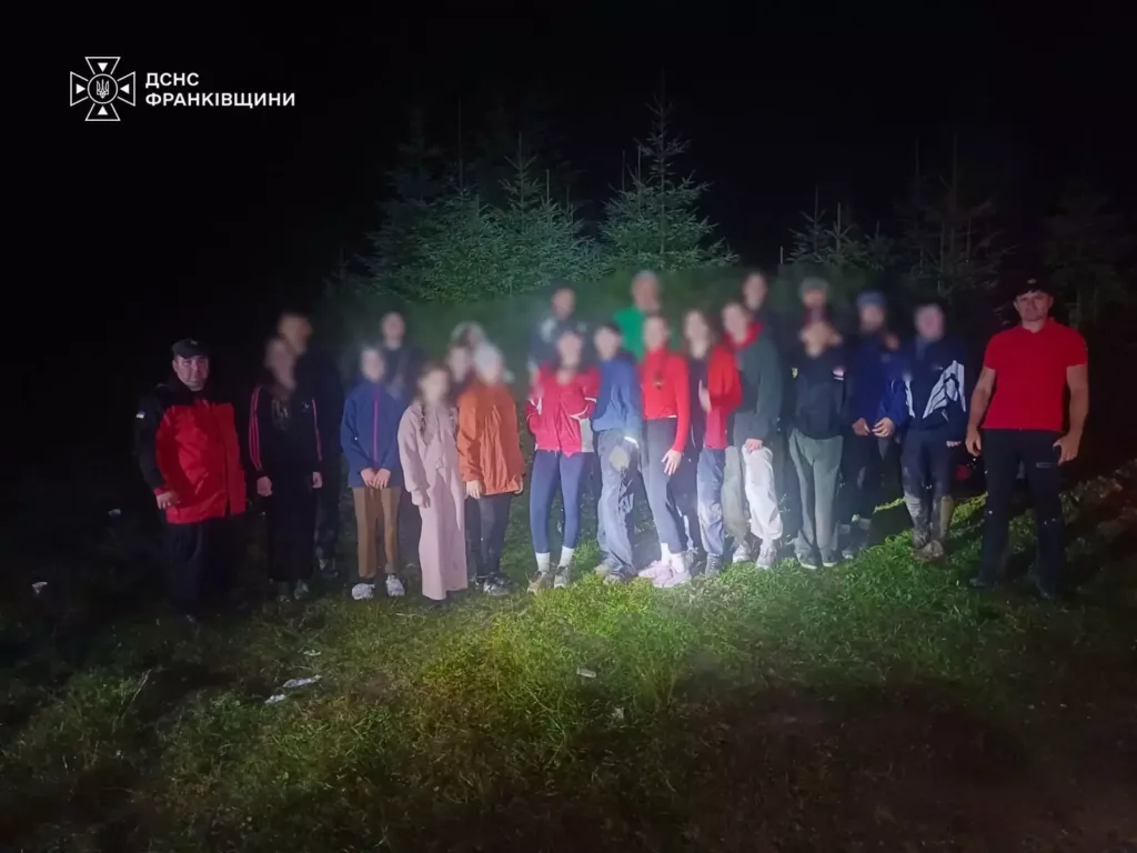 Група людей уночі в лісі після порятунку