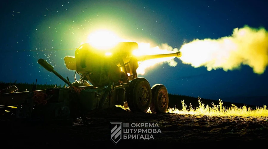 Гаубиця веде нічний вогонь із яскравим спалахом